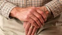 senior ruce hands-981400 1280